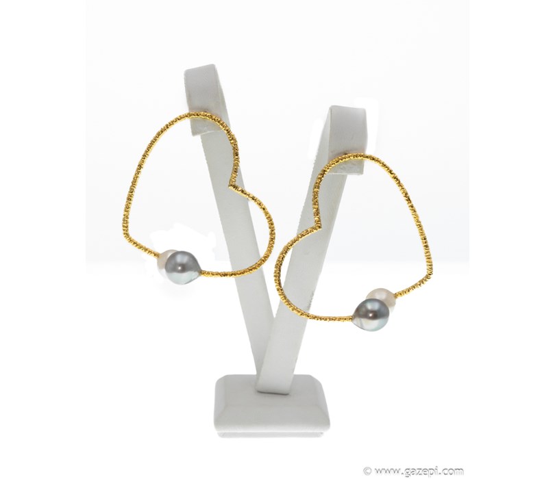 Χειροποίητα σκουλαρίκια καρδιές σε χρυσό 18Κ με λευκά & γκρι φυσικά μαργαριτάρια.