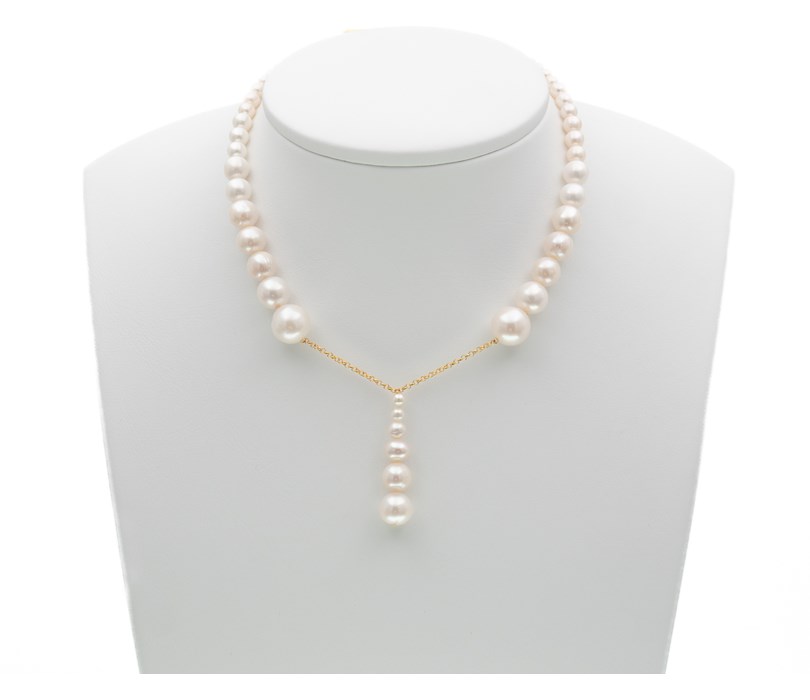 Handcrafted necklace in gold 18K with natural water white pearls.