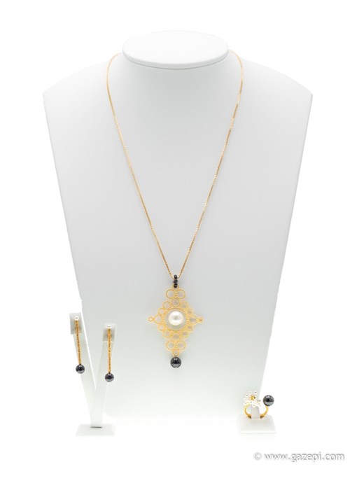Handcrafted necklace, gold plated silver 925 with onyx & white pearls (chain not included).