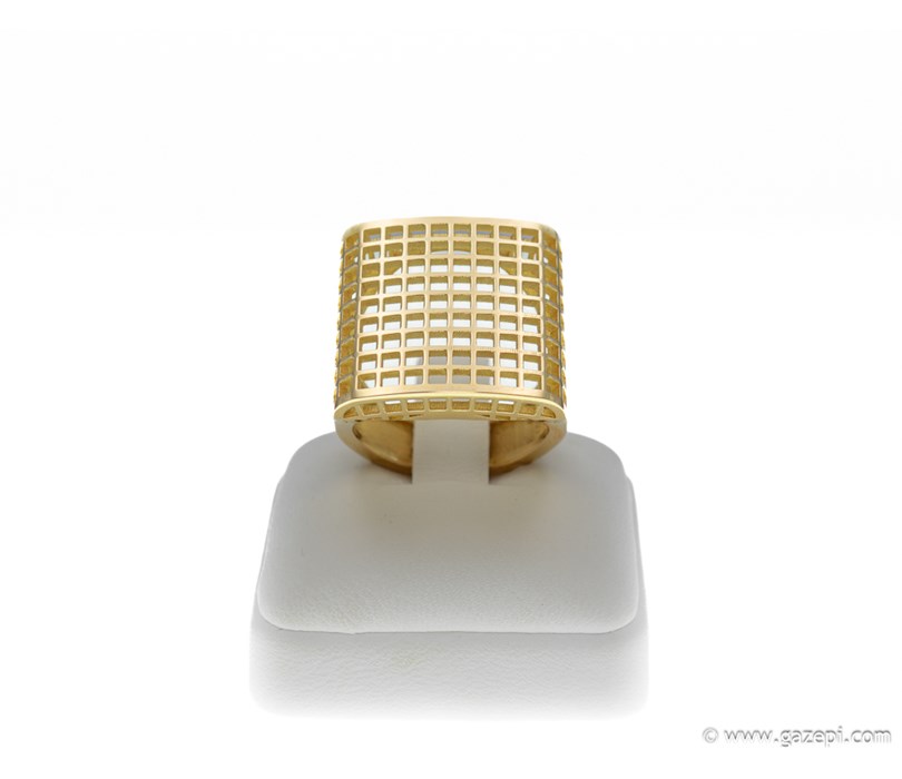 Handcrafted ring in 18 karat gold