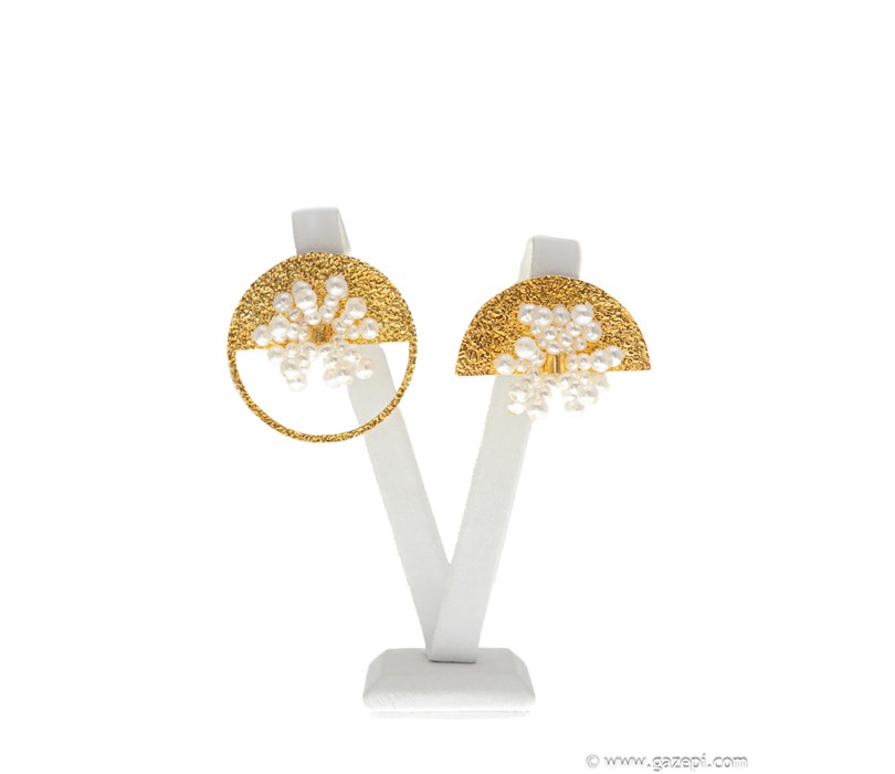 Handcrafted earrings in gold plated silver 925 with white pearls.