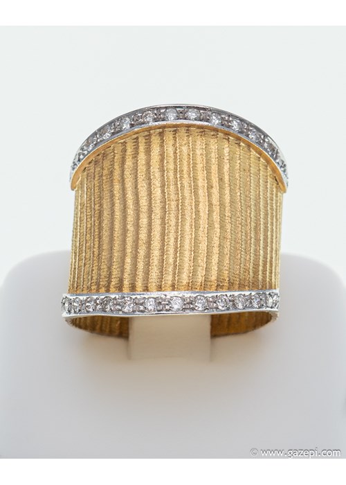 Χειροποίητο δαχτυλίδι σε 18Κ χρυσό με διαμάντια σε κοπή brilliant.