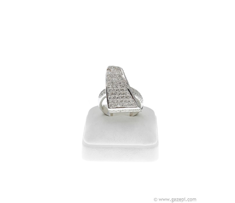 Χειροποίητο δαχτυλίδι σε 18Κ λευκόχρυσο με διαμάντια σε κοπή brilliant.