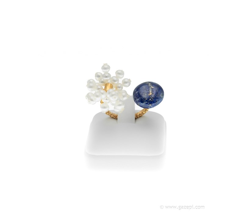 Χειροποίητο δαχτυλίδι σε επιχρυσωμένο ασήμι 925 με λευκά μαργαριτάρια & lapis lazuli.