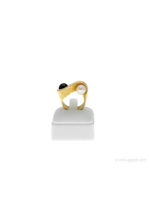Χειροποίητο δαχτυλίδι σε επιχρυσωμένο ασήμι 925 με λευκό μαργαριτάρι & όνυχα.